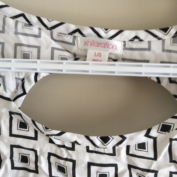 NWT Cropped Geometric Print Top - Picture 3 of 5